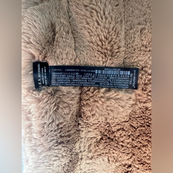 🔥last call! Never worn Faux fur winter scarf/snood - Picture 2 of 4